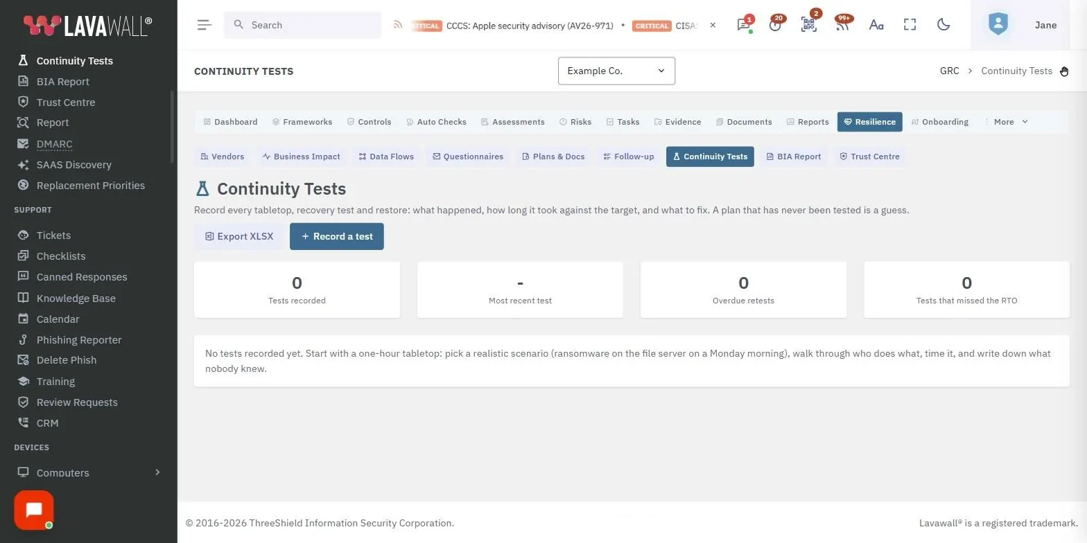 La page Tests de continuité dans la console Lavawall, montrant la barre d’outils, les tuiles de sommaire, l’avis sur les processus non testés et le tableau des tests, avec des données d’exemple.