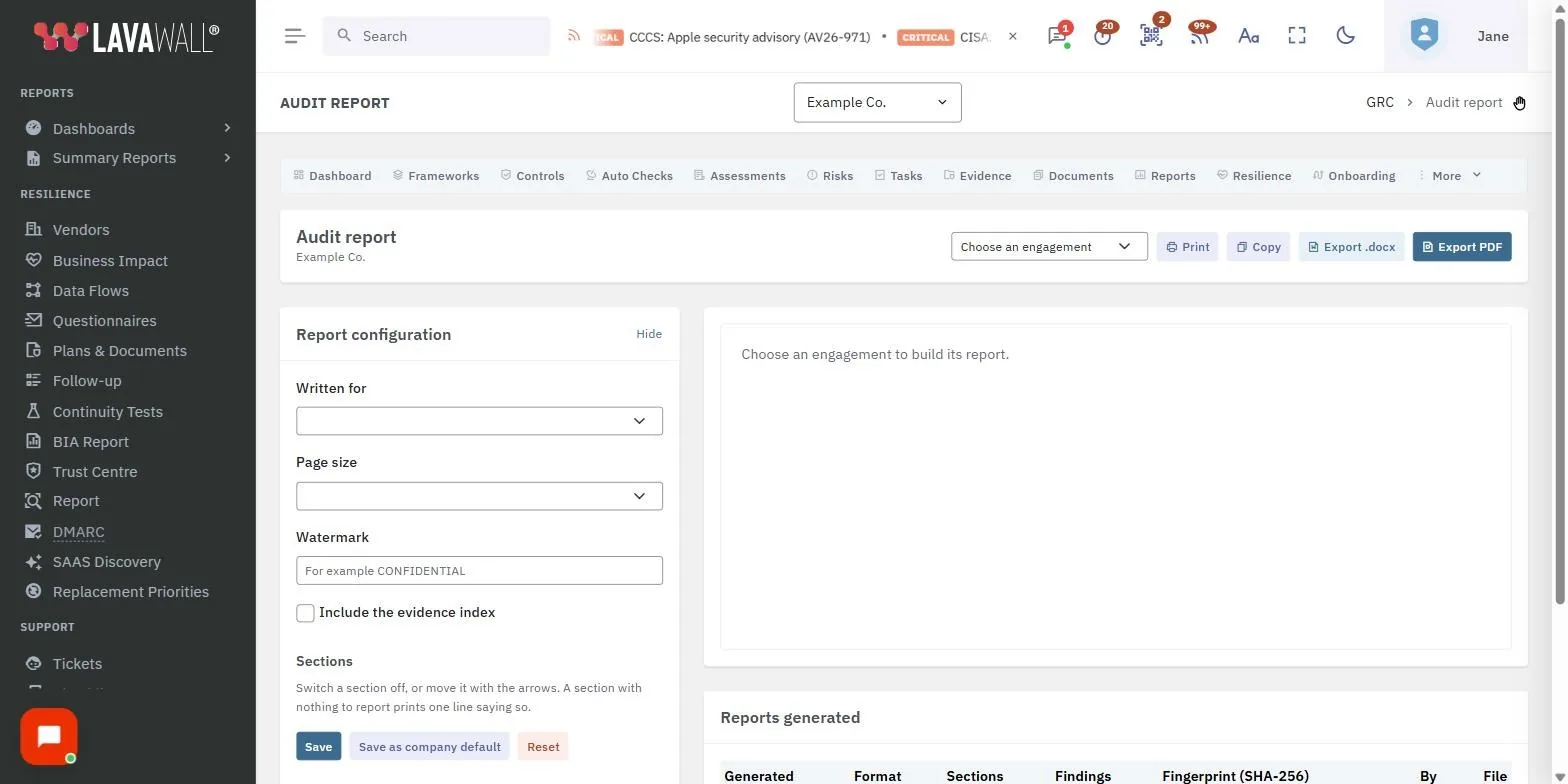 La page Rapport d’audit de la console Lavawall, affichant la barre supérieure, la configuration du rapport, les sections et les sections personnalisées, avec des données d’exemple.
