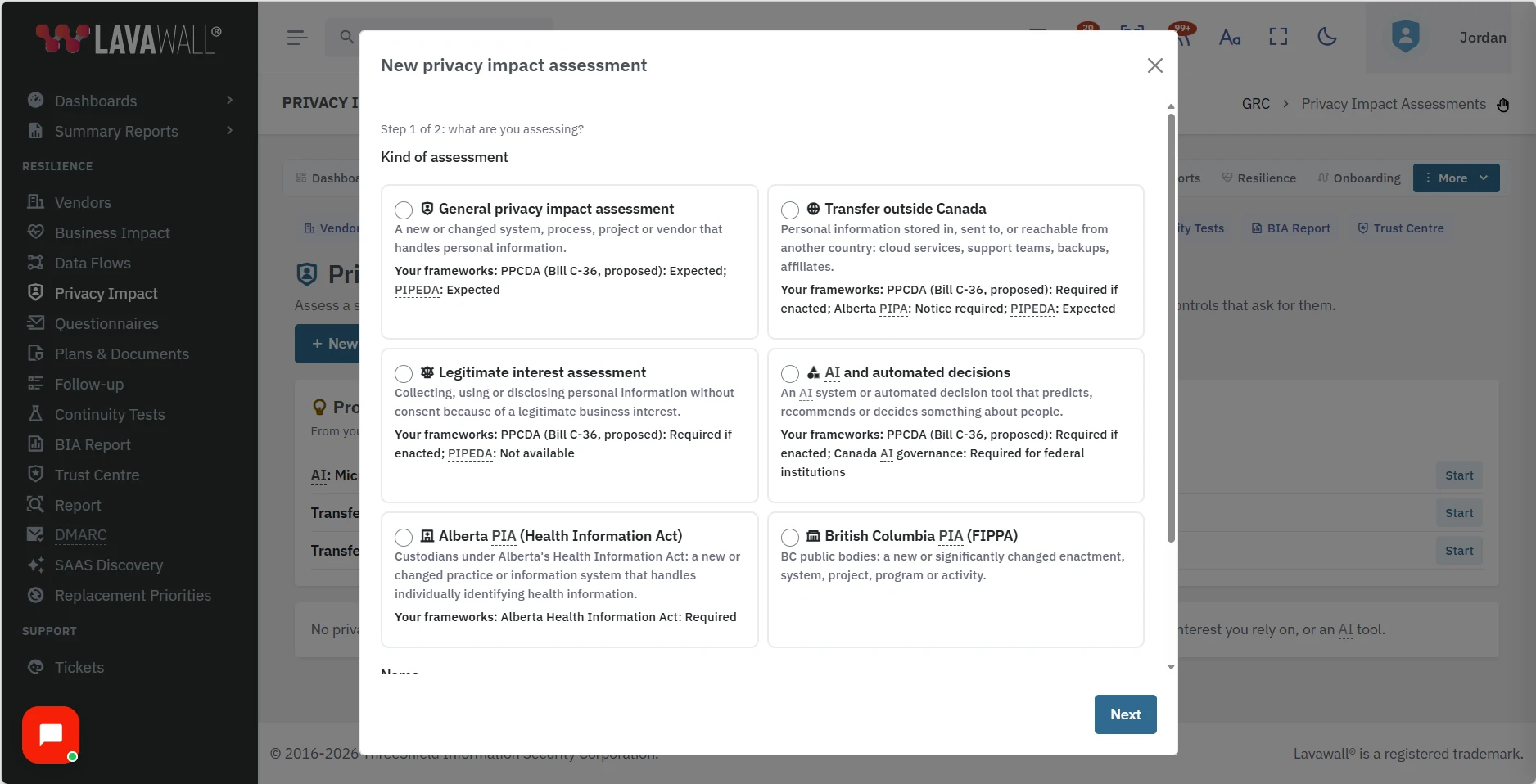 Étape 1 de l’assistant de nouvelle évaluation des facteurs relatifs à la vie privée, avec six types d’évaluation. Chaque carte indique ce que vos cadres de référence sélectionnés attendent, par exemple la PPCDA qui exigerait une évaluation de transfert si elle était adoptée.